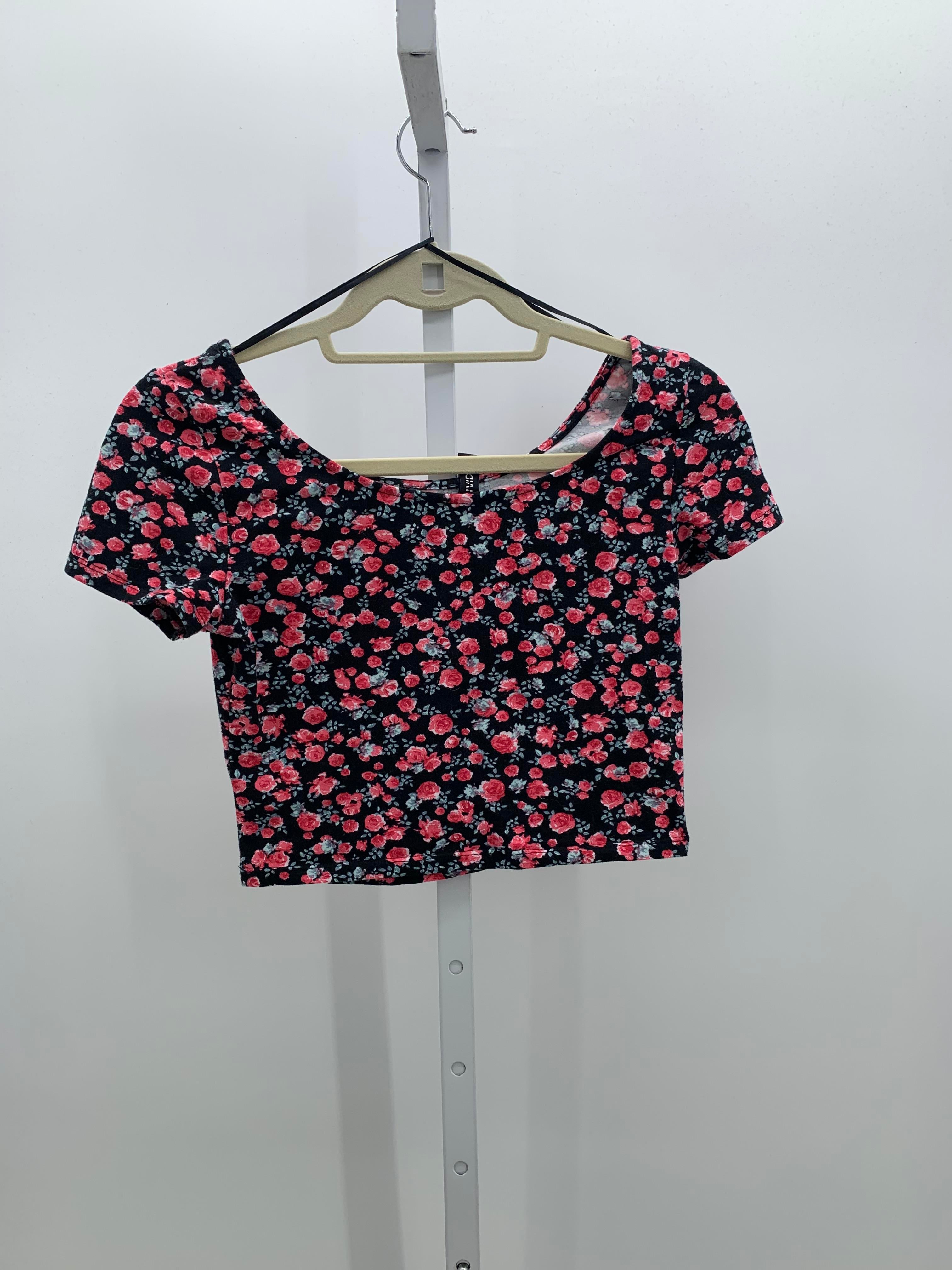 Divided Size Small Juniors Short Sleeve Shirt