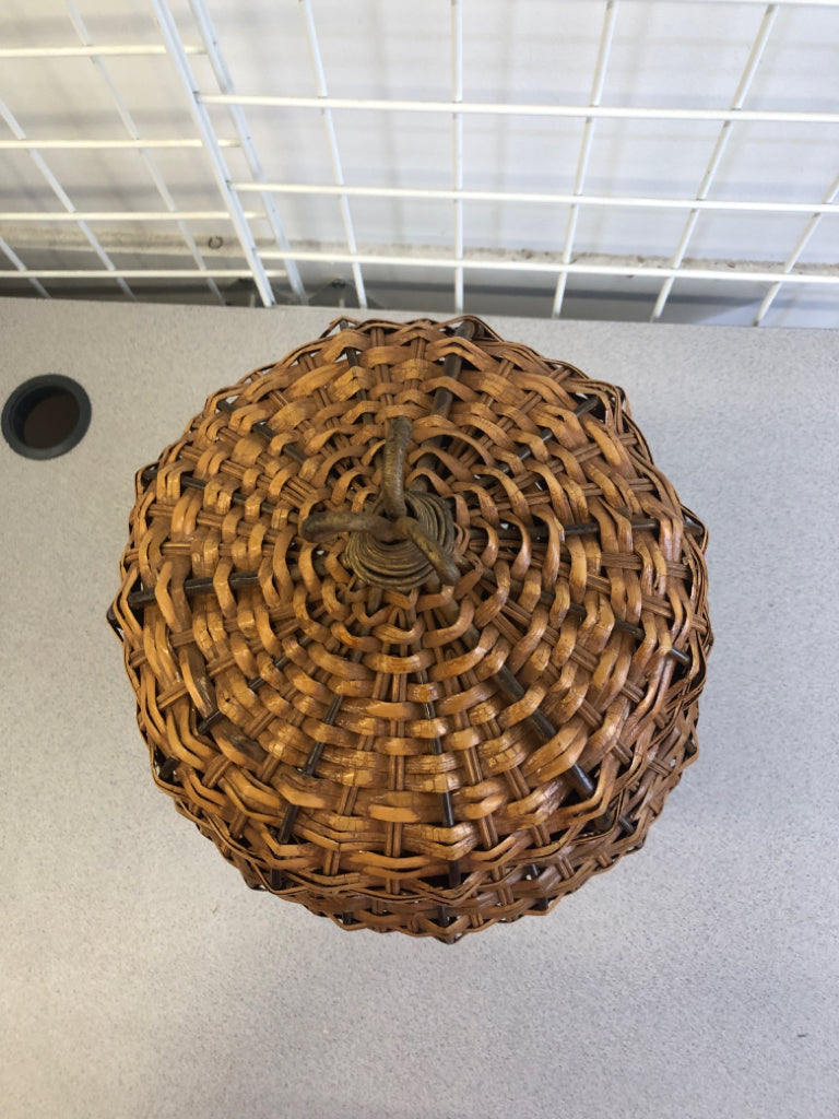 METAL FOOTED BASKET W/ TOP STURDY CARMEL WICKER.
