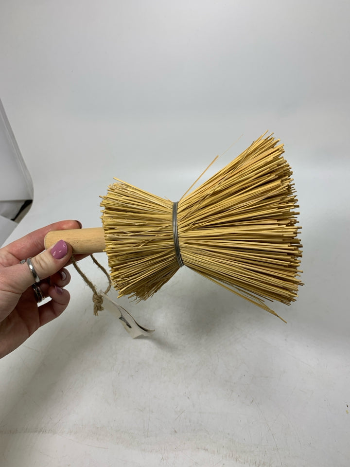 STRAW MINI BROOM.