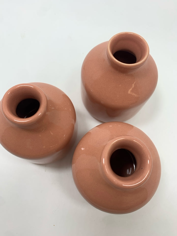 3 PEACH CERAMIC MINI BUD VASES.