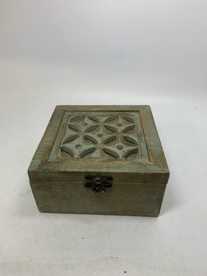 DISTRESSED GREEN BOX W/ CUTOUT MIRROR INLAY BOX.