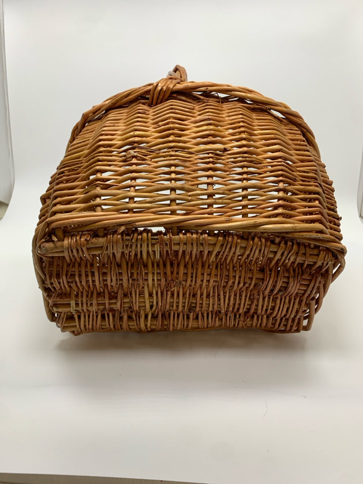 OVAL WICKER BASKET W/HANDLE.