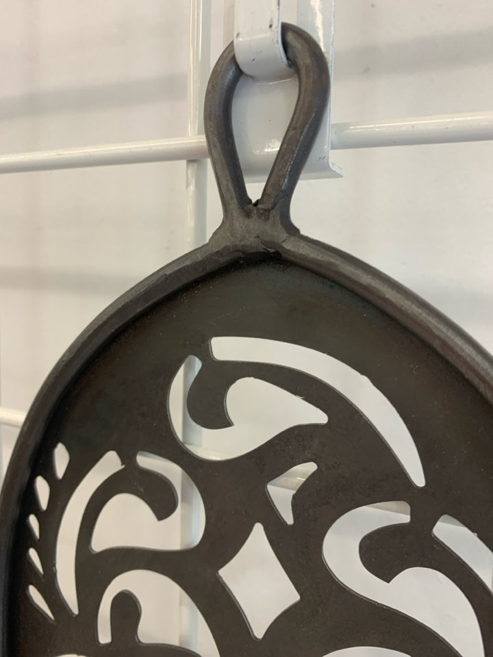 METAL HANGING WALL-SCONCE.