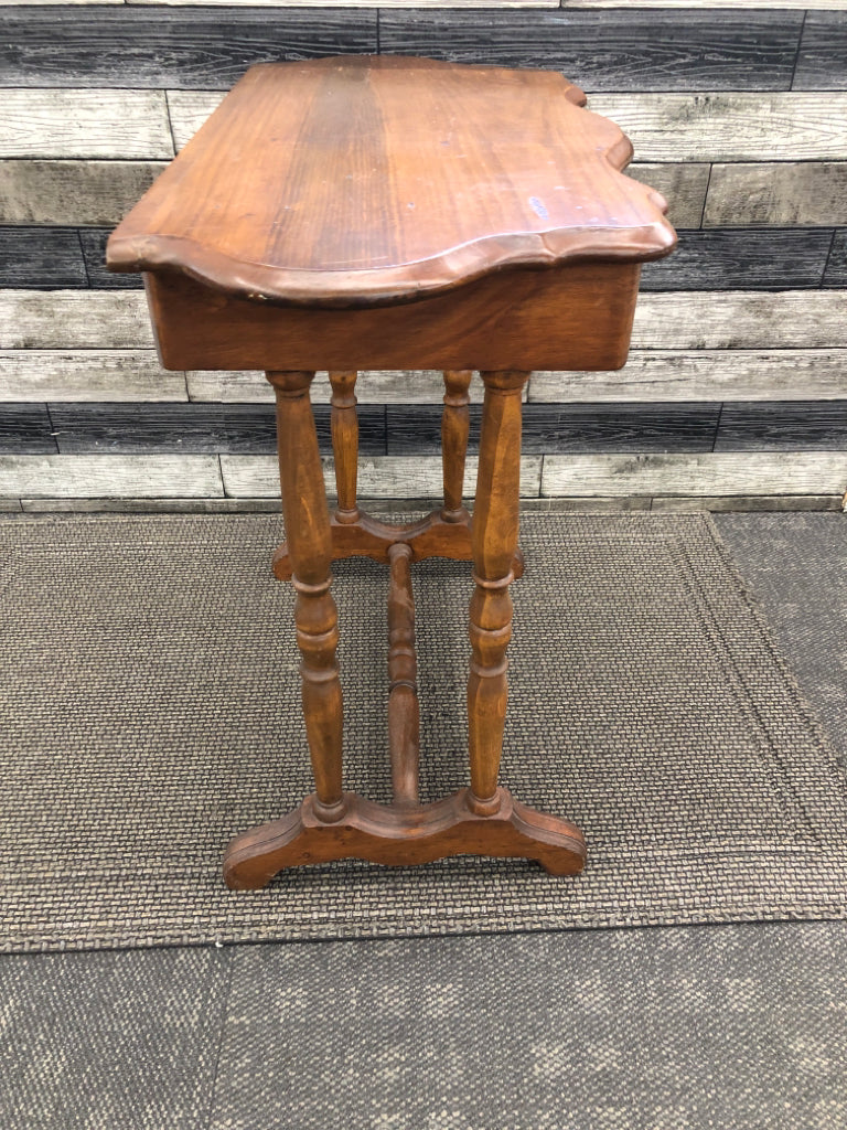 VTG SCALLOPED TABLE W/SPINDLE LEGS & DRAWER.