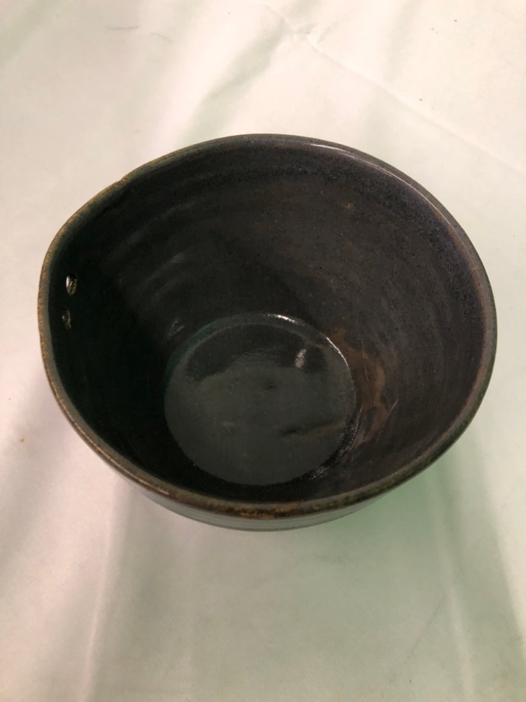 POTTERY RIBBED GRAY BOWL CREAM STONE BASE W/ 2 CHOPSTICKS.