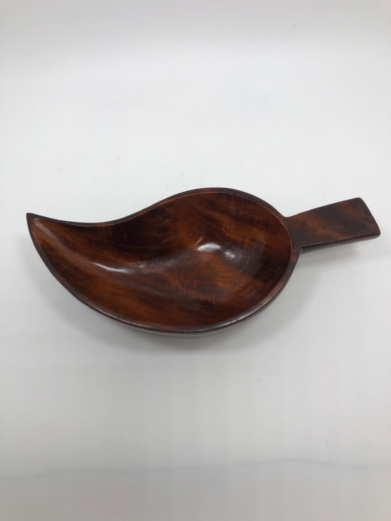 VTG WOOD LEAF SHAPED SERVING BOWL.