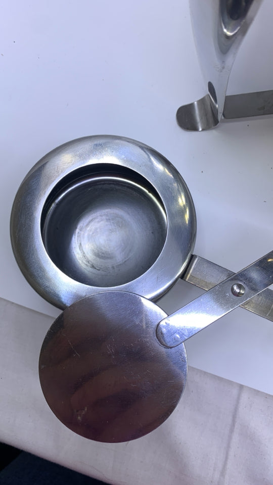 STAINLESS STEEL 6QT ROUND CHAFING DISH.