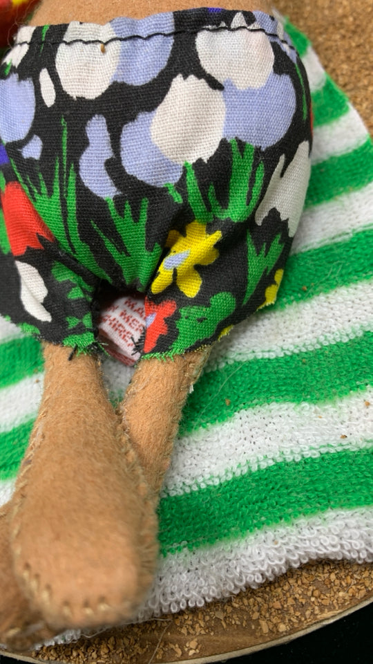 ANNALEE 1993 SUMMER BEACH SUNBATHING MOUSE ON TOWEL W/SUN PIN.