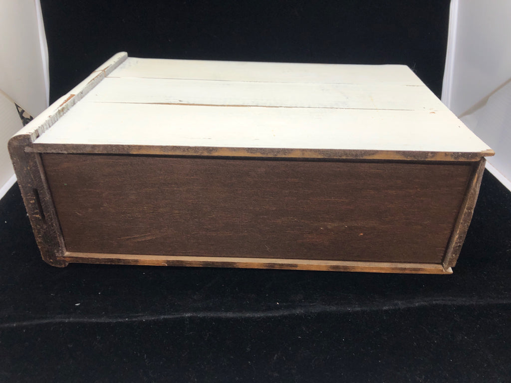 DISTRESSED 3-DRAWER STYLE ORGANIZER.
