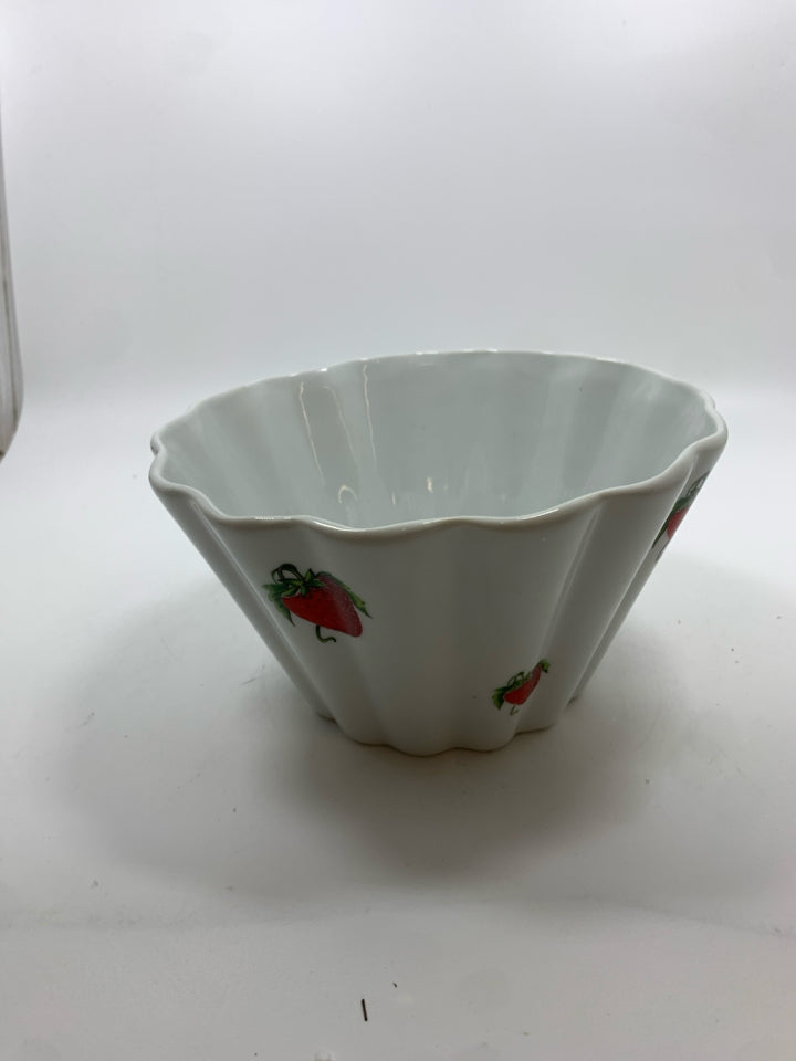 RUFFLED STRAWBERRIES PORCELAIN BOWL LOURIQUX.