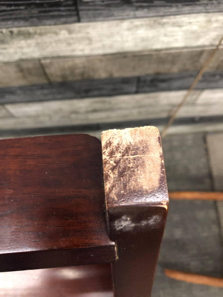 DK WOOD CHAIR/STEP LADDER *MINOR WEAR.