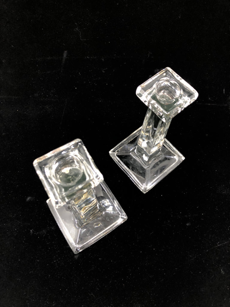 2 CLEAR GLASS CANDLESTICK HOLDERS.