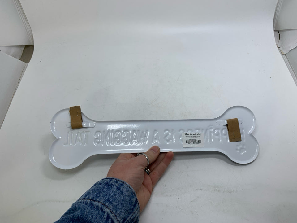 METAL DOG BONE SHAPED HAPPINESS SIGN.