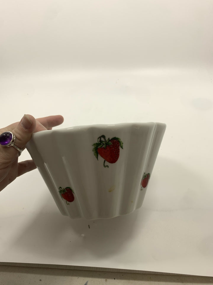 RUFFLED STRAWBERRIES PORCELAIN BOWL LOURIQUX.