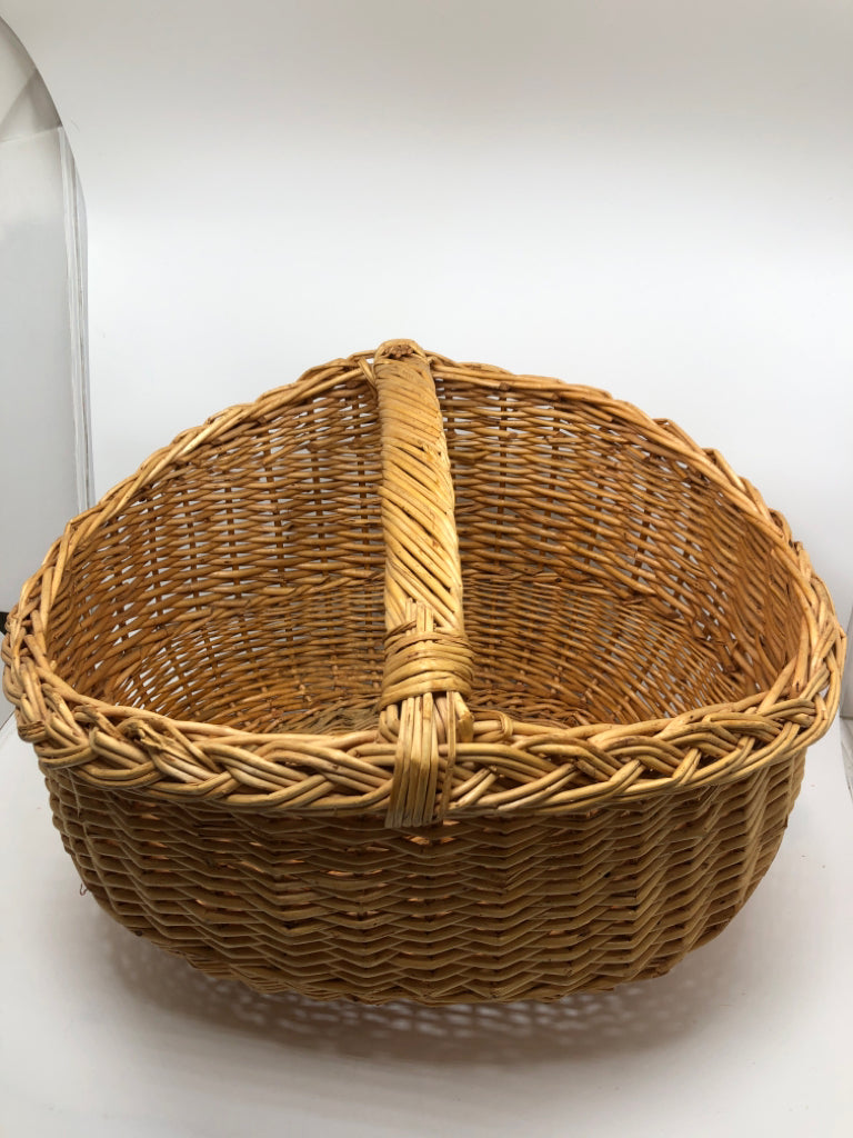 LG WICKER BASKET W/HANDLE.