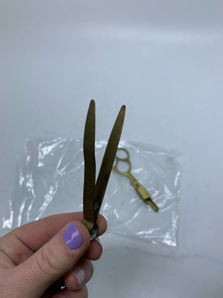 VTG METAL TWEEZERS/SCISSORS IN BAG.