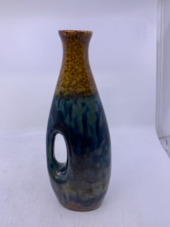 BLUE/TAN VASE W/ HANDLE.