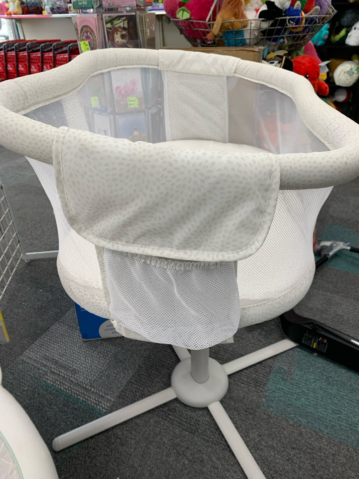 HALO BassiNest Swivel Sleeper, Bedside Bassinet Portable Premiere Series Pebble