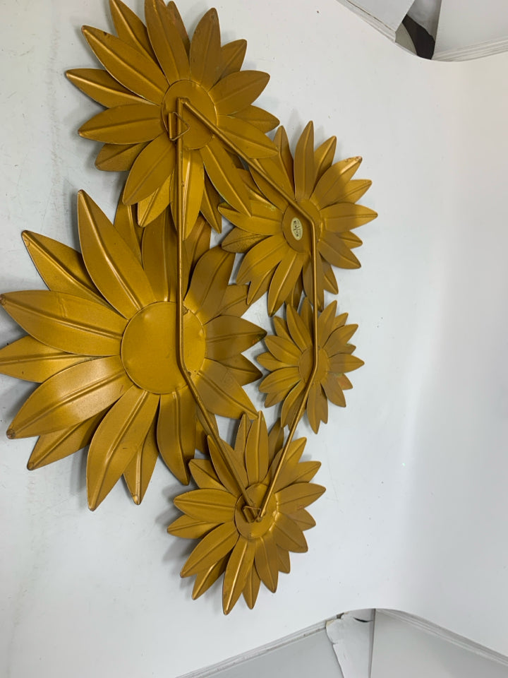 NEW VIEW 5 METAL CLUSTER OF DAISIES.