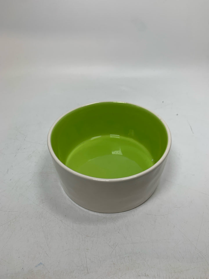 DINE DOG DISH BOWL W/ GREEN INSIDE.