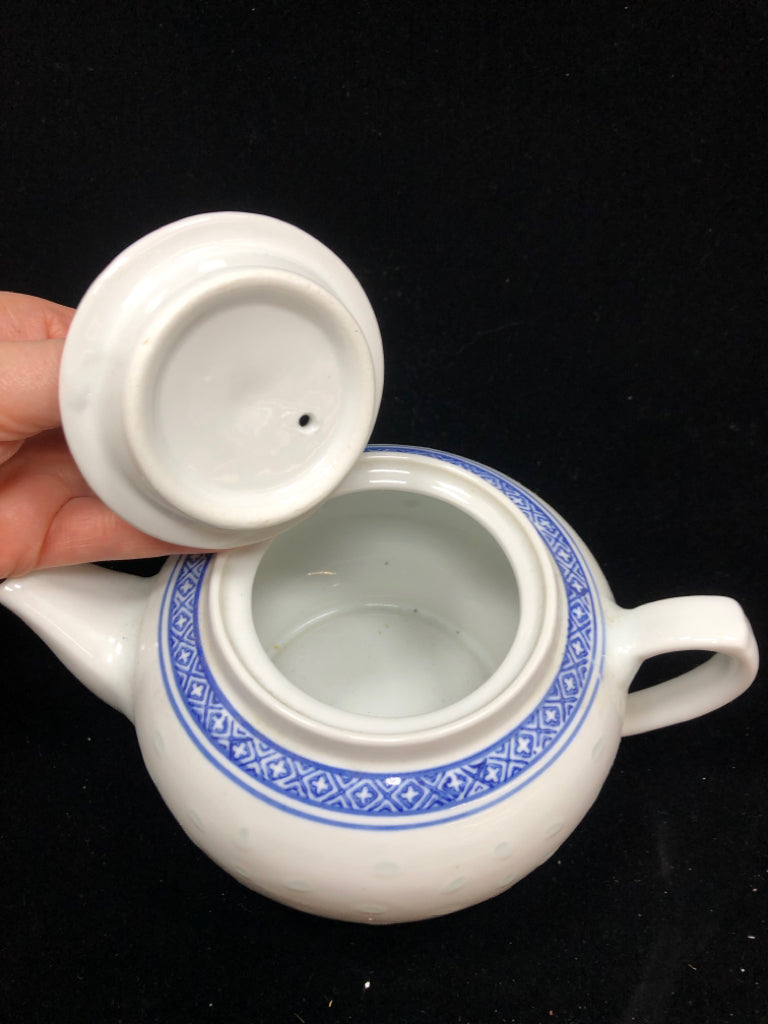SHORT TEAPOT W/BLUE ACCENTS.