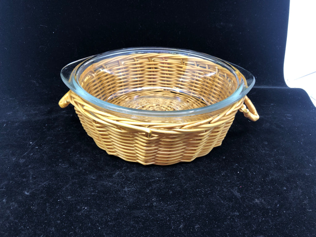 ROUND GLASS BAKE BAKING DISH IN BASKET W HANDLES.