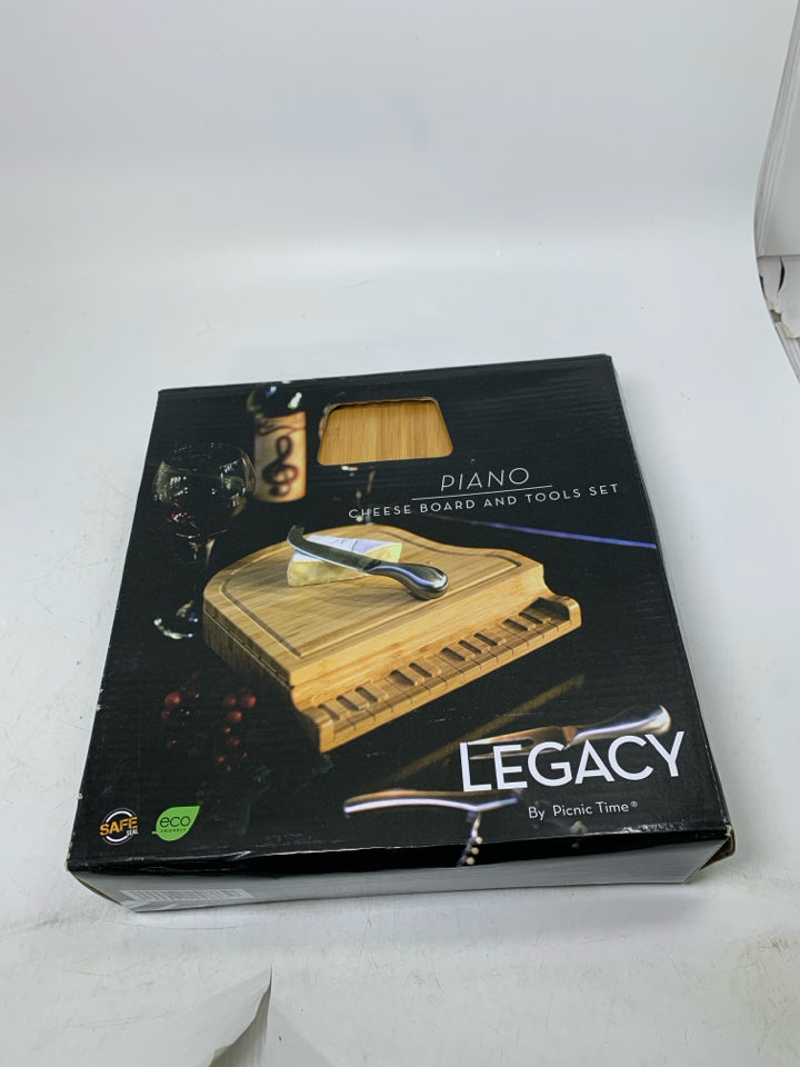 NIB PIANO CHEESE BOARD & KNIFE SET BAMBOO LEGACY BY PICNIC TIME.