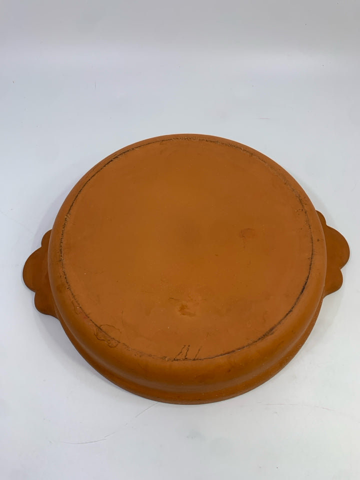 ROUND TERRA COTTA CLAY BAKING DISH W/LID AND HANDLES.