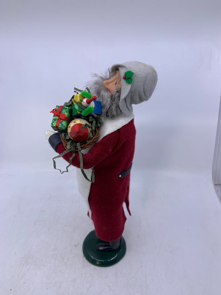 BYERS' CHOICE MAN WITH GIFT SAC + BASKET.