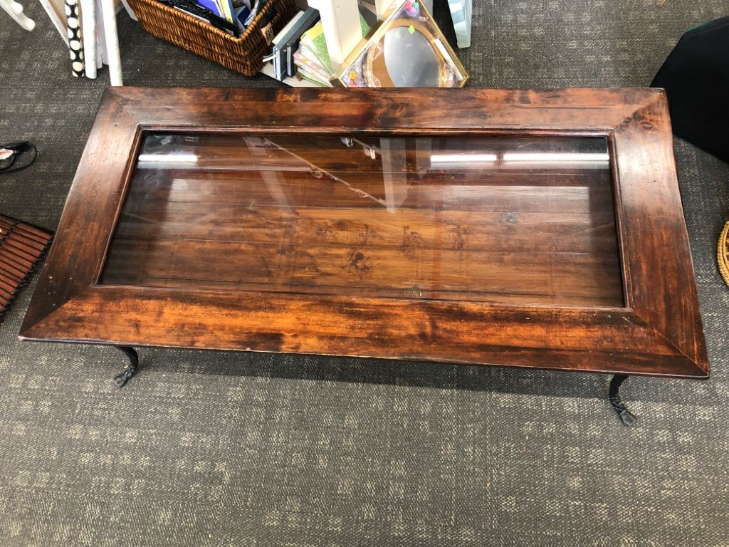 DARK WOOD COFFEE TABLE W LIFT TOP DISPLAY.