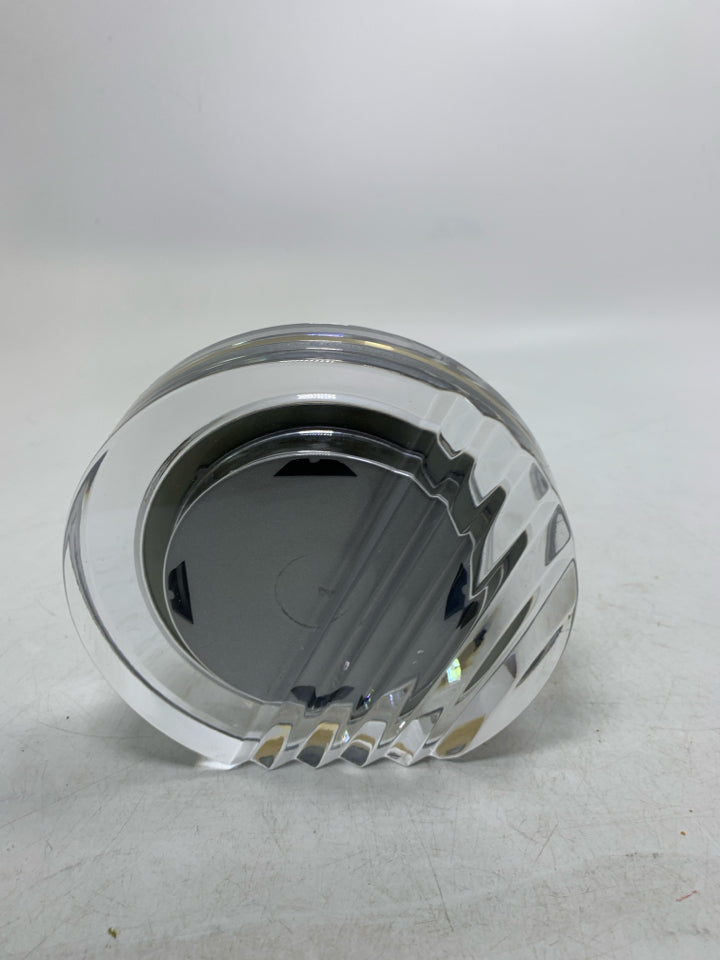 QUARTZ CIRCLE CRYSTAL CLOCK ROMAN NUMERALS.