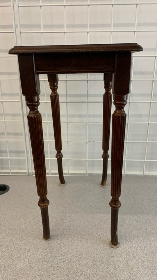 DK WOOD TABLE/PLANT STAND W/CURVED LEGS.