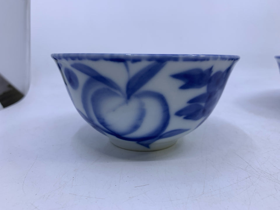 4 BLUE/WHITE FRUIT SNACK BOWLS.