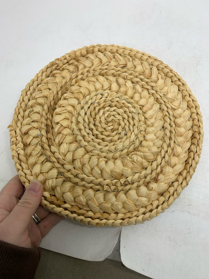 VTG BLONDE WOVEN CIRCLE TRIVET W/ NEEDLE POINT FLORAL CENTER.