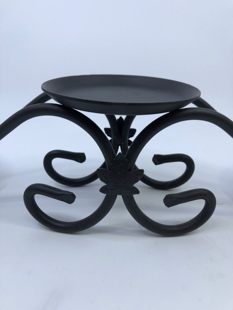 TRIPLE WROUGHT IRON CANDLE HOLDER.
