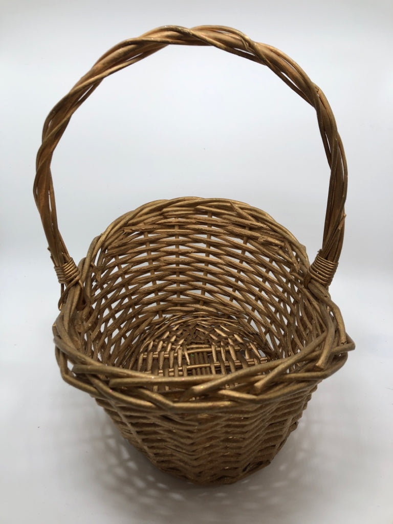 GOLD GLITTER WICKER BASKET W/HANDLE.