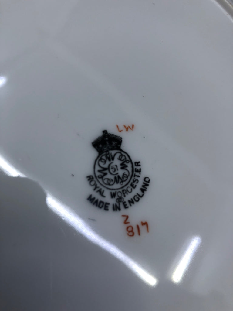 4 FLORAL VTG DINNER PLATES- Z817.