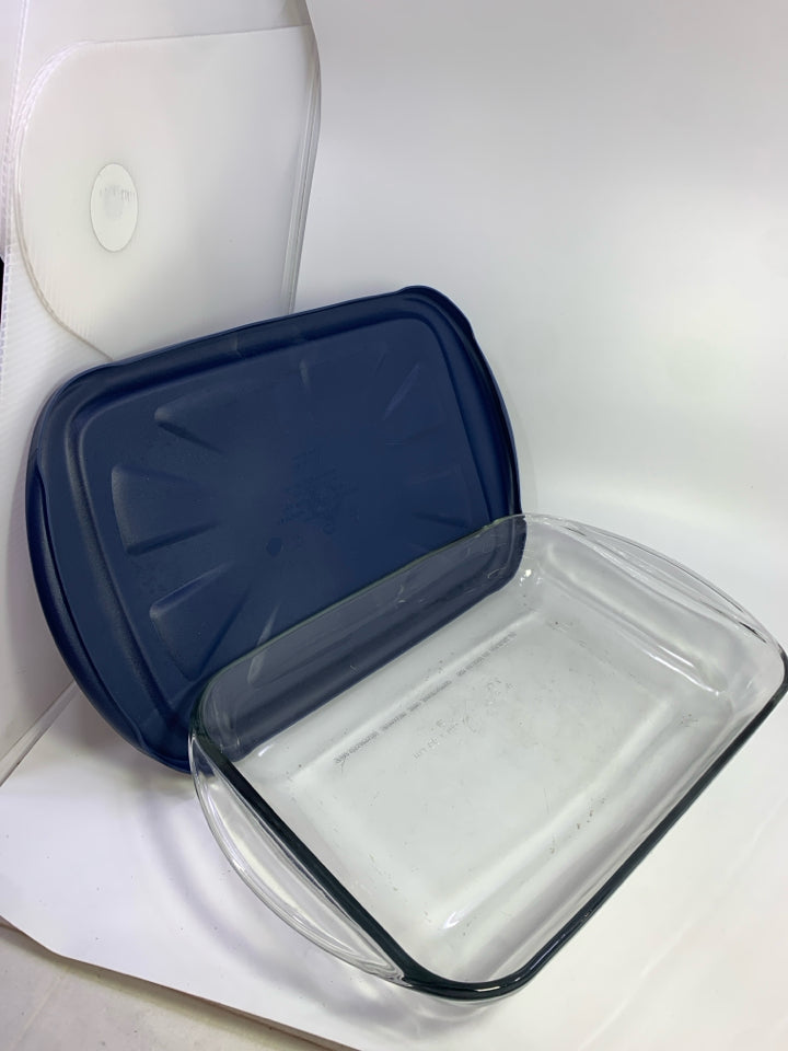 CLEAR GLASS BAKING DISH W/BLUE LID.