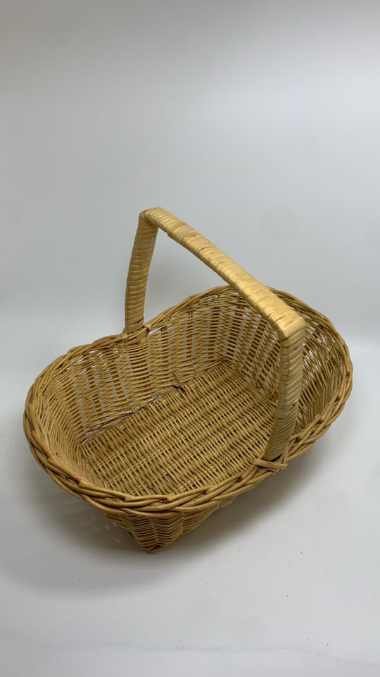 SM WICKER BASKET W/ SQUARE HANDLE.
