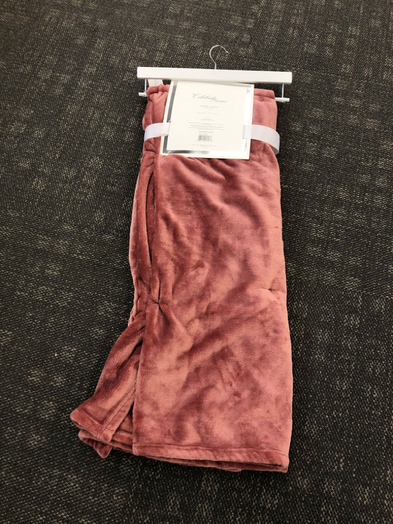 NIP PINK LUXURY THROW BLANKET.