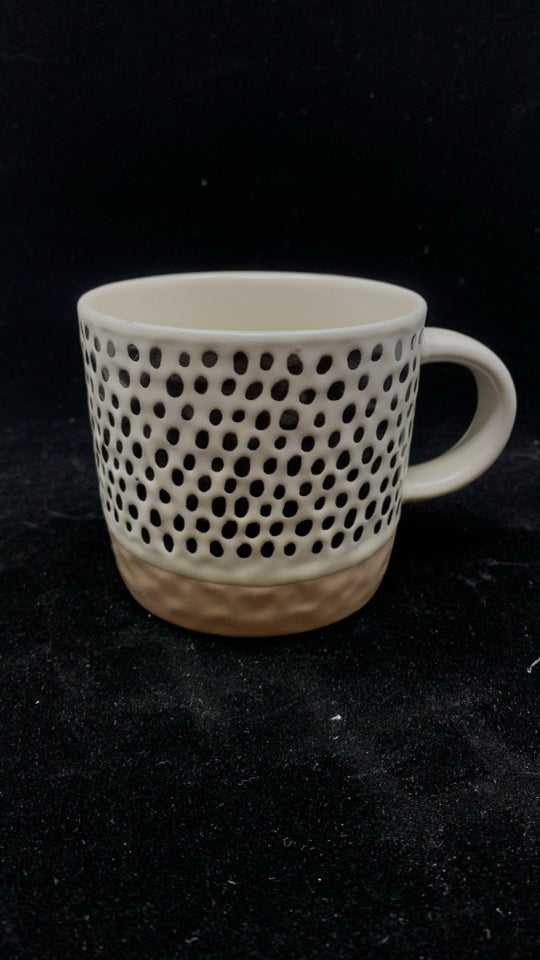 BLACK POLKA DOT MUG.