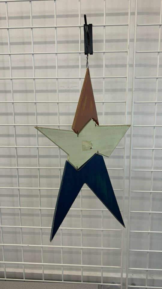 PRIMITIVE SEGMENTED WOOD STAR WALL HANGING.