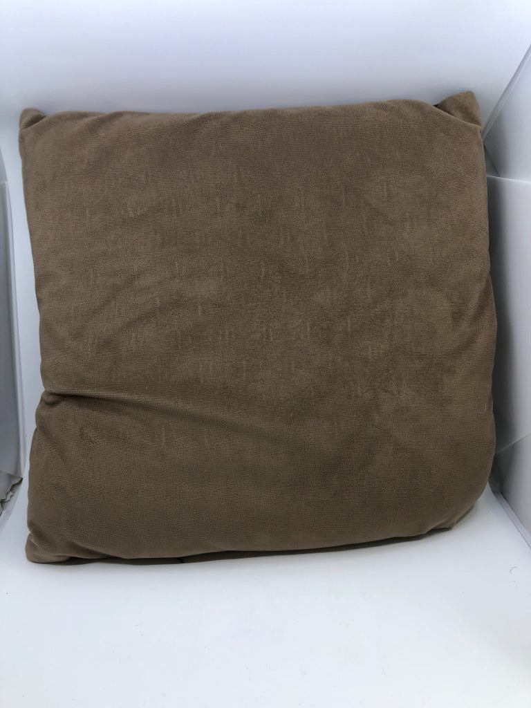 BROWN GEOMETRIC PILLOW.