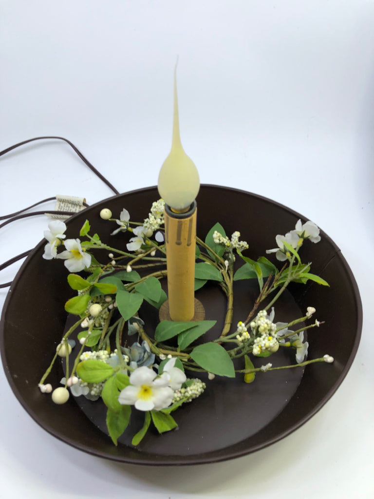 VTG CANDLE LIGHT UP CENTERPIECE W/FAUX GREENERY.