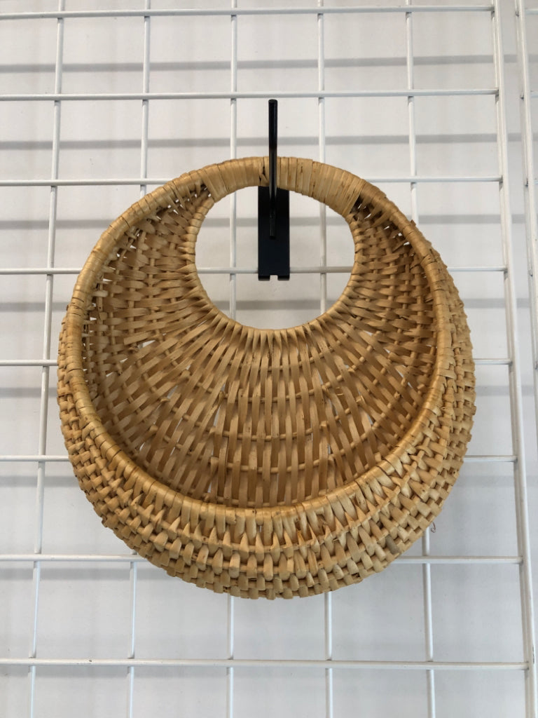 RATTAN WOVEN WALL BASKET.