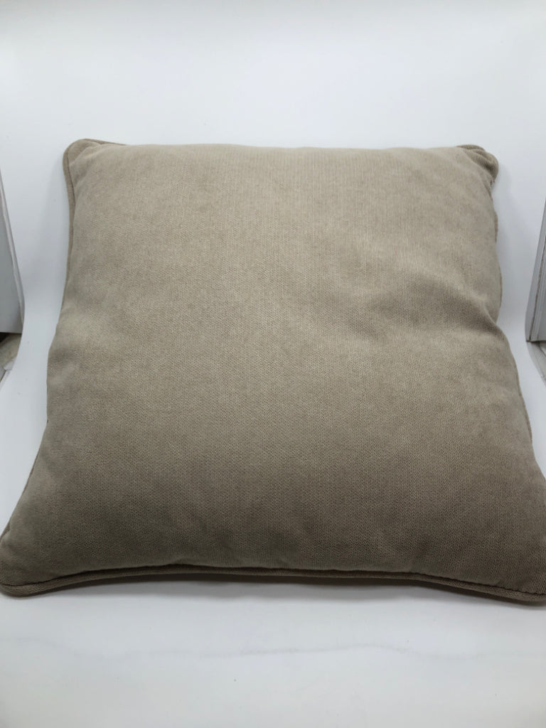 GRAY MULTI-STITCH PILLOW.