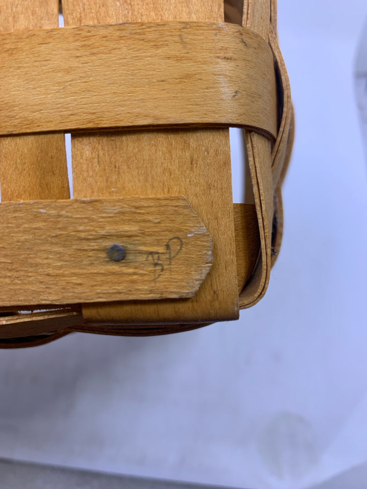 BLONDE SLANTED BASKET.