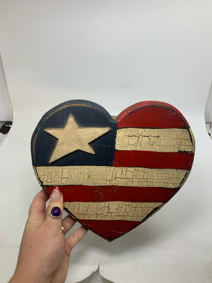 SMALL HEART SHAPED RUSTIC AMERICAN FLAG PAITNED STOOL.