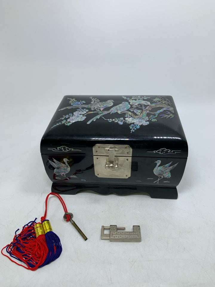 VTG BLACK LACQUER W/ COLORFUL BIRD INLAY JEWELRY BOX * WITH LOCK & KEY.