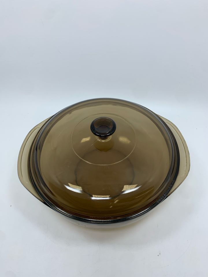 BROWN GLASS PYREX CASSEROLE W/LID.